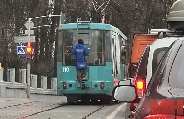 Парень проехался на трамвае снаружи / minsknews.by​