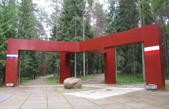Мемориальный комплекс в Катыни / na7holmah-smolensk.ru