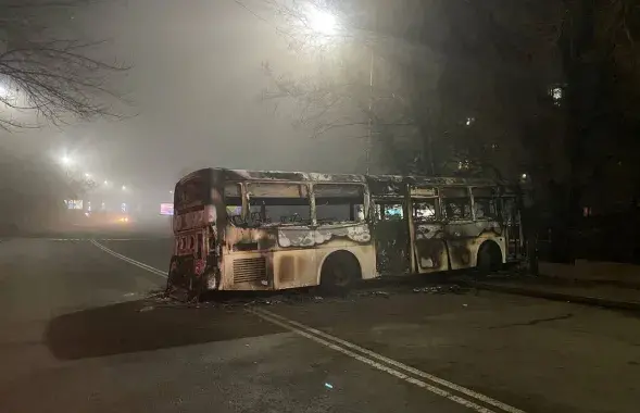 На улицах некоторых казахстанских городов можно увидеть сожженные автобусы / Orda.kz​