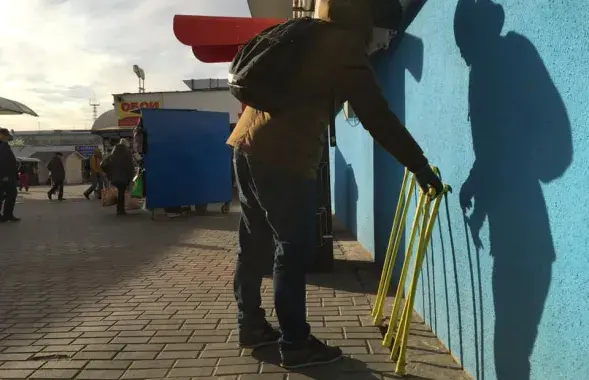 Шеринговые трости возле Комаровского рынка / Фейсбук​