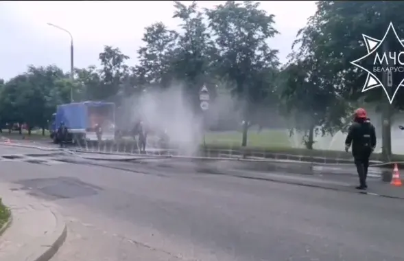 На улицах Гродно боролись с утечкой азотной кислоты / кадр из видео МЧС
