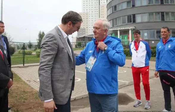 Велько Ковачевич (в центре справа) и Александр Вучич в "Спортивной деревне"&nbsp;/&nbsp;sport.blic.rs