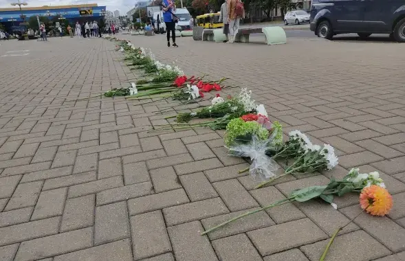 Акция с цветами в Минске возле Комаровского рынка, август 2020-го / Еврорадио, архивное фото
