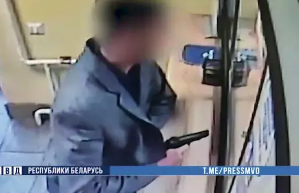 В Барановичах пытались ограбить ломбард / кадр из видео МВД
