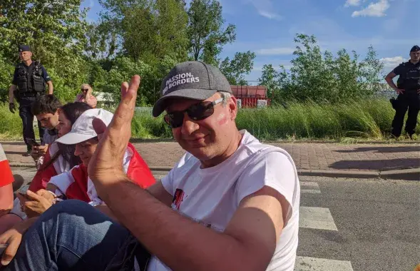 Павел Латушко с соратниками в Бобровниках сел посреди дороги / @latushka​