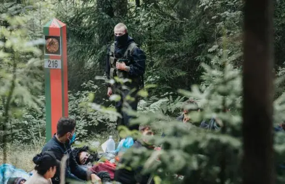 У людзей у форме з беларускага боку заўважаныя снайперскія вінтоўкі і лёгкія кулямёты / Міністэрства абароны Латвіі​