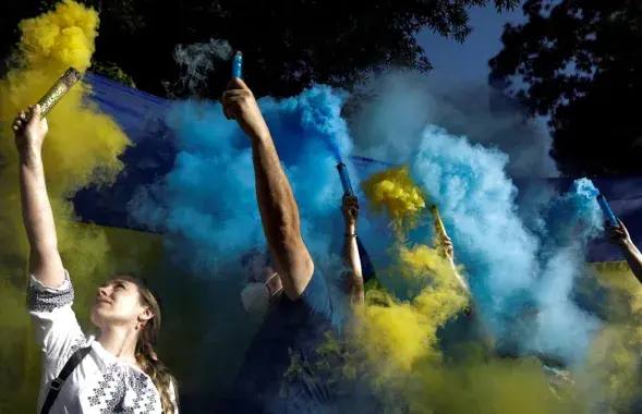 В Лиде женщину оштрафовали за желто-голубые файеры / LUIS CORTES / Reuters / Forum, иллюстративное фото
