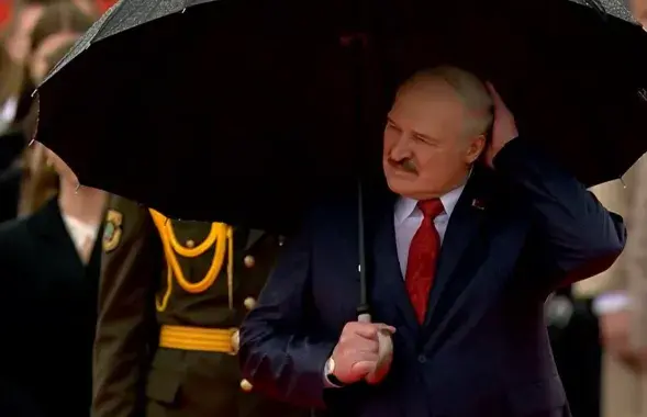 Александр Лукашенко пытается спрятаться под зонтиком / president.gov.by