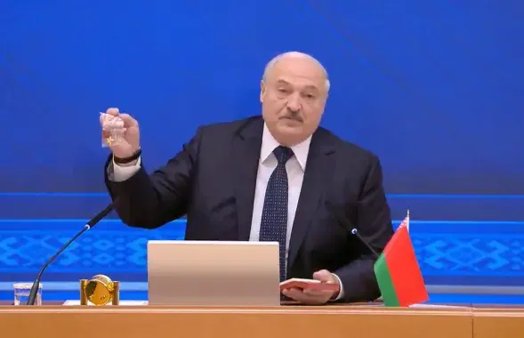Александр Лукашенко показывает награды / Скриншот с видео​