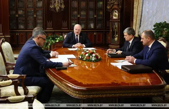 Александр Лукашенко обсуждает с чиновниками проблемы белорусского спорта / БЕЛТА
