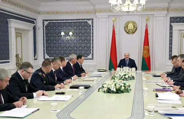 Лукашэнка абмяркоўвае з чыноўнікамі, як стрымліваць рост цэн / БЕЛТА​