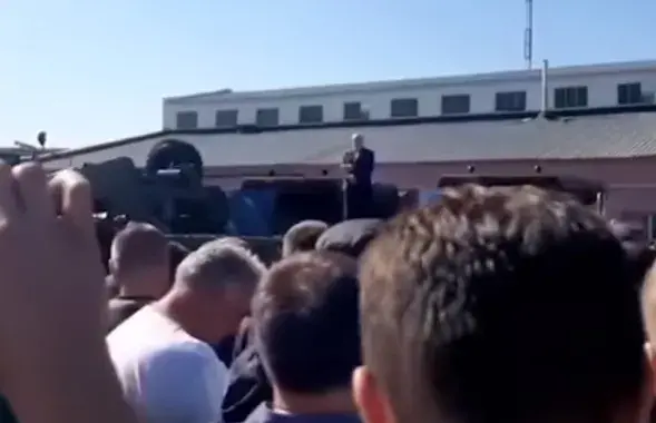 Lukashenka in front of МZKT workers in Minsk on August 17, 2020&nbsp; / Screenshot from video