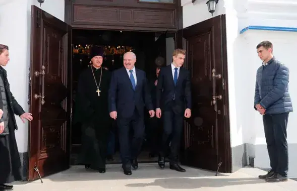 Александр Лукашенко с сыном Николаем во время посещения монастыря / president.gov.by
