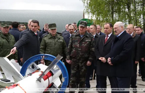 Александр Лукашенко осматривает ракетную технику / БЕЛТА​
