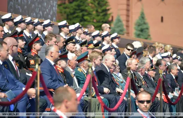 Александр Лукашенко с сыновьями на параде в Москве / БЕЛТА​