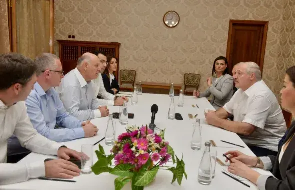Александр Лукашенко на встрече с Асланом Бжания apsnypress.info
