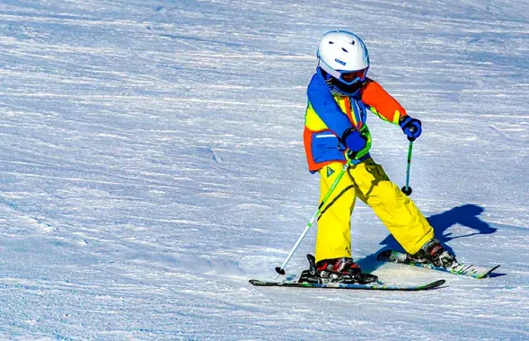Дзіця катаецца на лыжах у Мінску
