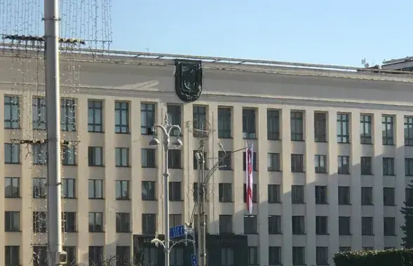 Флаг в окне шестого этажа / ТГ-канал Антона Мотолько
