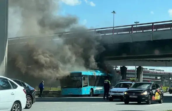 В Санкт-Петербурге горит белорусский автобус / fontanka.ru
