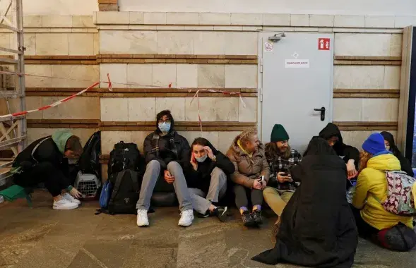 Жители Киева прячутся в метро / Reuters