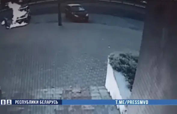 В Гродно женщина подожгла милицейскую машину / кадр из видео МВД
