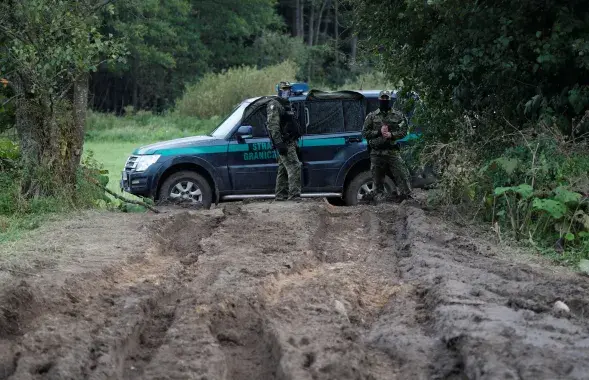 Сем з васьмі выратаваных шпіталізаваныя, адна жанчына засталася пад наглядам памежнікаў&nbsp;/ Reuters