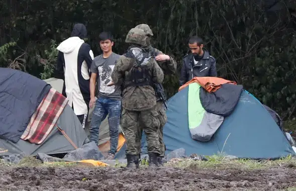 Мігранты захраслі&nbsp;паміж краінамі: Польшча не пускае да сябе, Беларусь не прымае назад&nbsp;/ Reuters