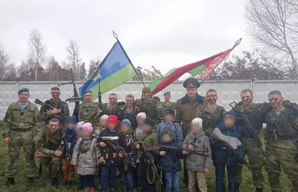 Дети с оружием в Микашевичах / lnc.by
