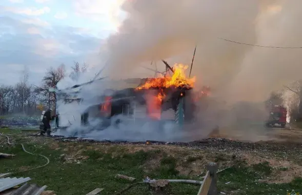 Старэйшага брата, які вынес з агню малодшага, з апёкамі і парэзамі забралі ў бальніцу / mchs.gov.by​