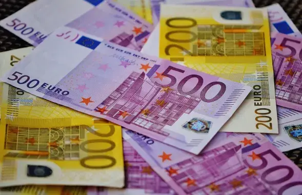 Курс евро продолжает расти / pixabay.com
