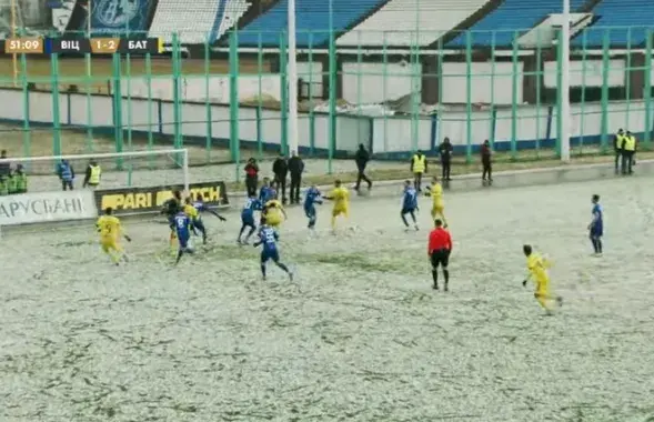 Во время матча в Витебске пошёл мокрый снег​ / Скриншот с видео