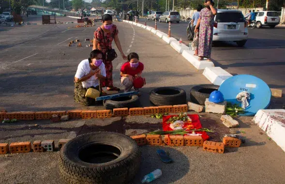 Родныя аплакваюць загінулага на пратэстах у М&#39;янме / Reuters​