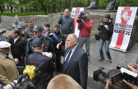 Милиция составляет протокол на Николая Статкевича. Фото: Еврорадио
