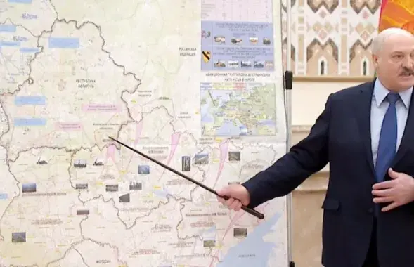 Лукашэнка паказвае, "адкуль на Беларусь рыхтаваўся напад" / кадр з відэа прэс-службы Лукашэнкі
