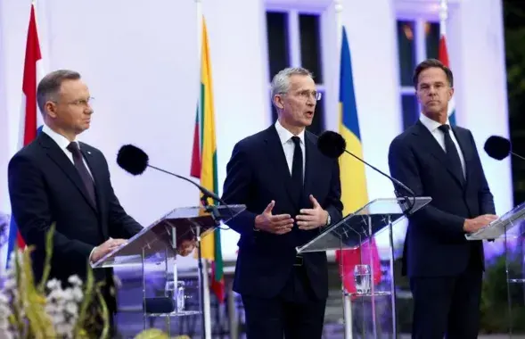 Глава НАТО&nbsp;Йенс Столтенберг (в центре) / Reuters
