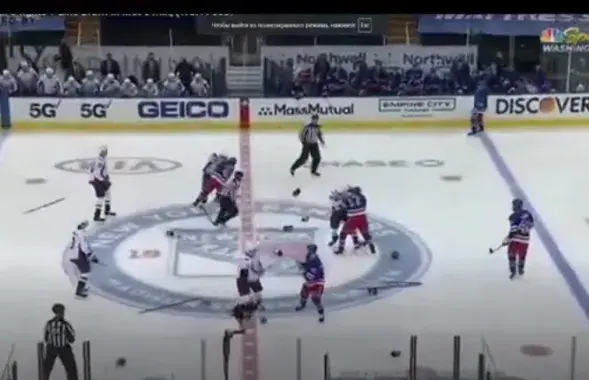Драка на матче НХЛ / Кадр из видео​