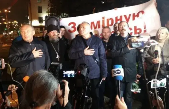Uladzimir Nyaklyayeu (left) attending the rally on September 8. 