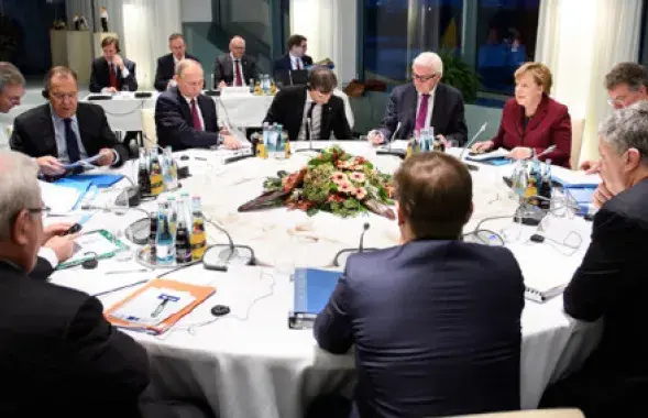 Лукашэнка дорыць кветкі Меркель і ўсміхаецца Аланду — фотарэпартаж