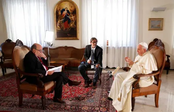 Папа Римский Франциск во время интервью / reuters.com