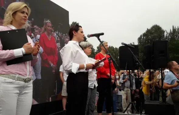 Вероника Цепкало и Светлана Тихановская на предвыборном митинге в Минске​