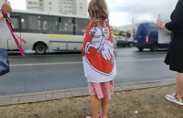 Ребенок закутался в бело-красно-белый флаг&nbsp;/ Еврорадио