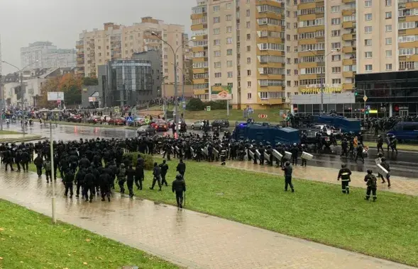 Сілавікі супраць мірных дэманстрантаў на акцыі пратэсту ў кастрычніку 2020&nbsp;года ў Мінску / Еўрарадыё