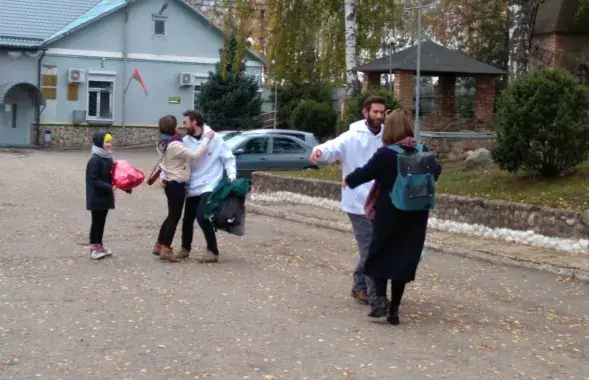 Вадзім Заміроўскі і Уладзіслаў Зарубін выйшлі з Баранавіцкага СІЗА №6 / TUT.by