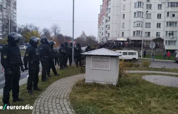 Силовики во дворе &quot;Площади Перемен&quot; / Еврорадио