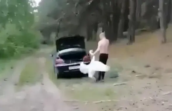 Мужчина впихивает лебедя в багажник автомобиля / @zamkadomby