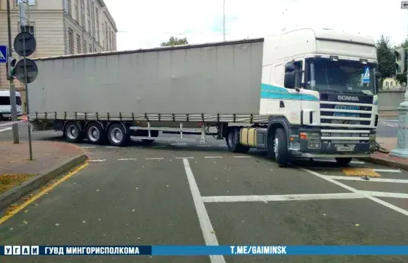 Дальнобойщик протаранил пост охраны в Минске
