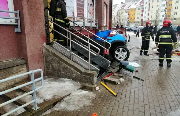 Выратавальнікі працуюць на месцы ДТЗ у Мінску
