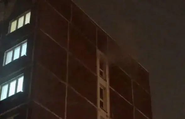 Здание общежития, в котором произошёл пожар / minsk.mchs.gov.by
