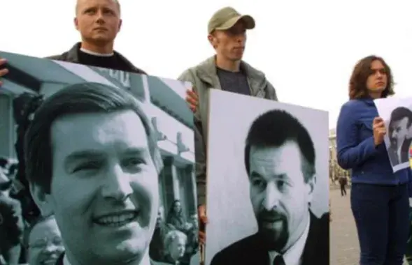 Пикетчики держат в руках портреты Виктора Гончара и Анатолия Красовского / belaruspartisan.by