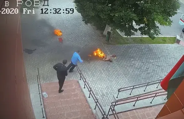 Возле милиции в Смолевичах мужчина поджег себя / кадр из видео​